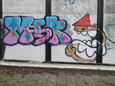 829748 Afbeelding van graffiti met rechts een Utrechtse kabouter (KBTR), op de zijgevel van het buurthuis De Boeg ...